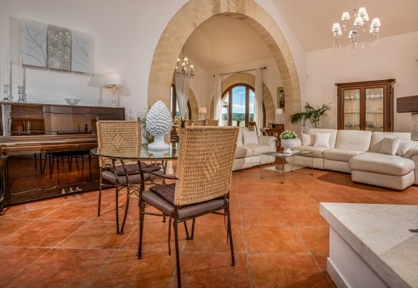 Il grande salotto dell'open space con divani e camino, al piano terra– Villa Donna Agaver