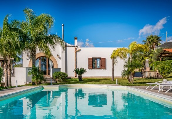 La piscina, di forma rettangolare, è dotata di scala romana angolare di 4 gradini per l’entrata, misura 10 x 5 m – Villa Donna Agaver