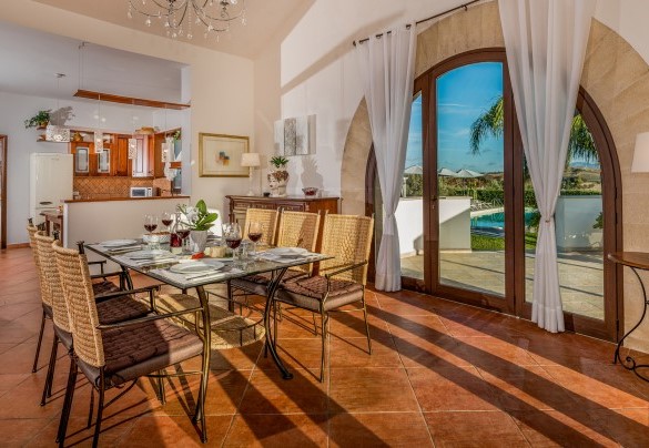 Living con grande salotto, bagno di servizio, sala da pranzo e cucina con penisola– Villa Donna Agaver