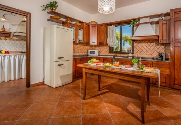 Living con grande salotto, bagno di servizio, sala da pranzo e cucina con penisola– Villa Donna Agaver