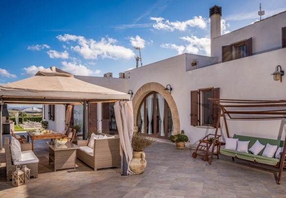 Gazebo attrezzato con divani, tavolo e sedie, con adiacente l’oliveto e il barbecue in pietra – Villa Donna Agaver