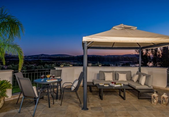 La terrazza con salotto, da cui si gode una vista superba ideale per l'aperitivo– Villa Donna Agaver
