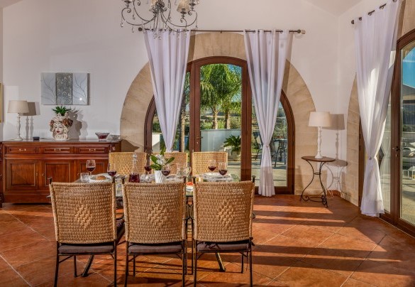 Living con grande salotto, bagno di servizio, sala da pranzo e cucina con penisola– Villa Donna Agaver