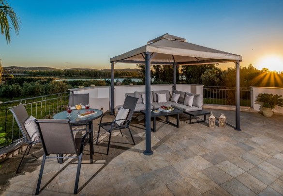 La terrazza con salotto, da cui si gode una vista superba ideale per l'aperitivo– Villa Donna Agaver