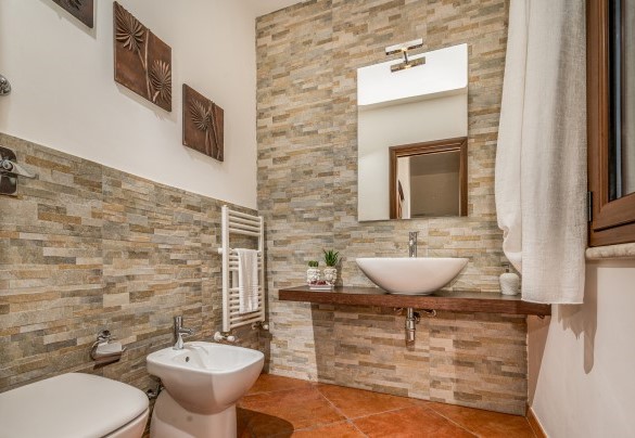 Bagno di servizio adiacente il living al piano terra– Villa Donna Agaver
