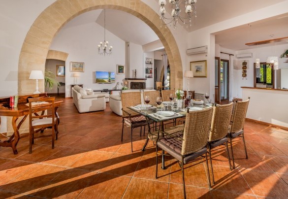Living con grande salotto, bagno di servizio, sala da pranzo e cucina con penisola– Villa Donna Agaver