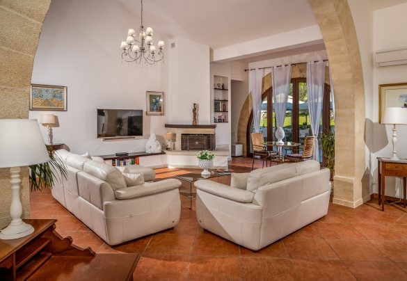 Il grande salotto dell'open space con divani e camino, al piano terra– Villa Donna Agaver