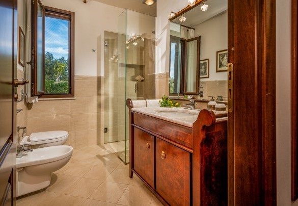 Bagno n.1 en suite con doccia della camera matrimoniale al piano terra– Villa Donna Agaver