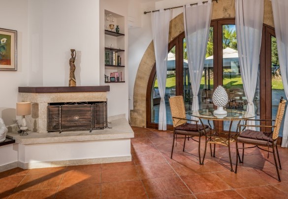 Il grande salotto dell'open space con divani e camino, al piano terra– Villa Donna Agaver