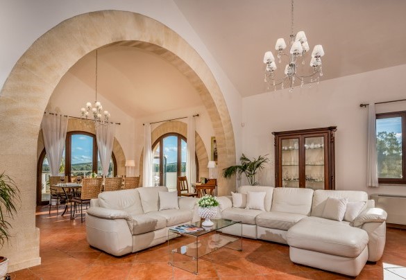 Il grande salotto dell'open space con divani e camino, al piano terra– Villa Donna Agaver