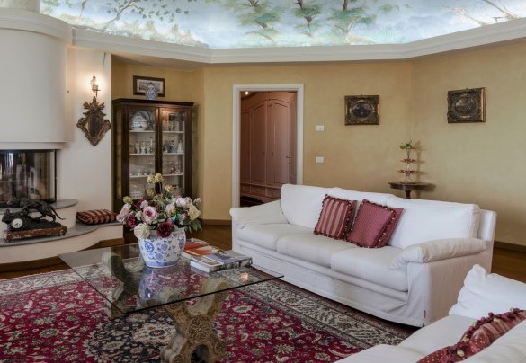 The elegant living room with frescoed ceilings and the beautiful ornamental fireplace – Villa Eden