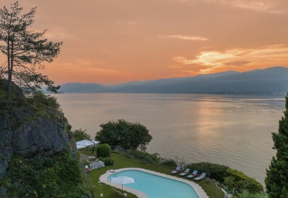 The enchanting and panoramic position offers a priceless view of the lake – Villa Eden