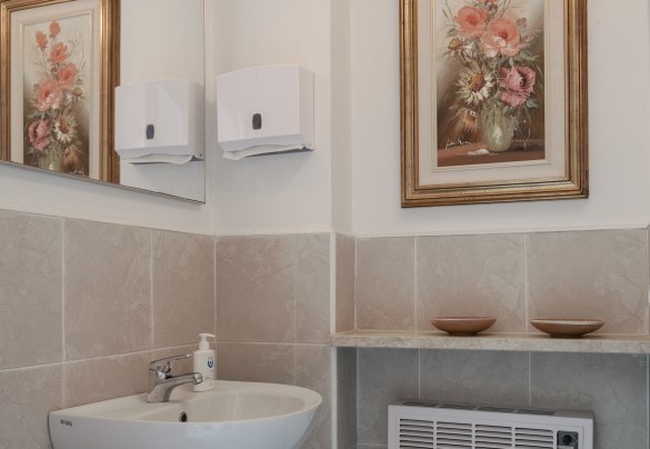 The guest bathroom, accessible from the outside, at swimming pool service – Villa Eden