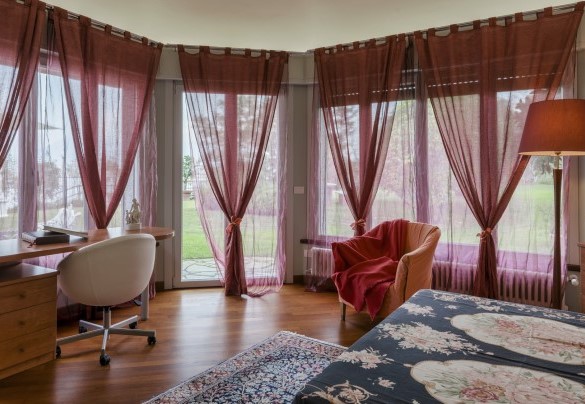 The generously sized double bedroom with desk and direct access to the park – Villa Eden