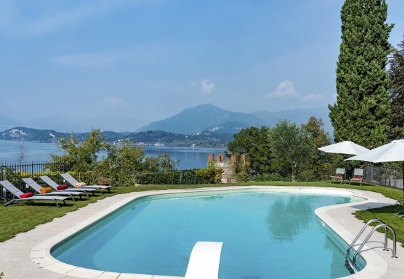 The irregularly shaped swimming pool is surrounded by a well-kept carpet of grass – Villa Eden