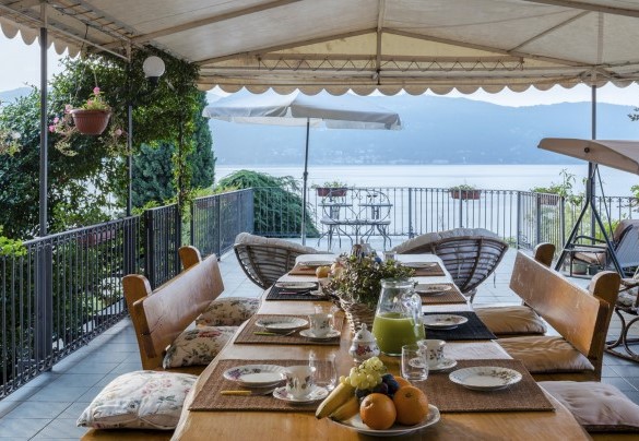 The terrace in front of the kitchen: the ideal place for outdoor breakfasts, lunches and dinners – Villa Eden