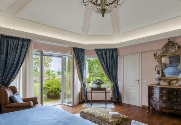 The refined master bedroom, with en suite bathroom, and direct access to the park – Villa Eden