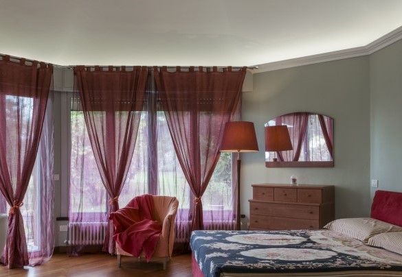 The generously sized double bedroom with desk and direct access to the park – Villa Eden