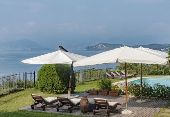 The solarium overlooking the lake - Villa Eden