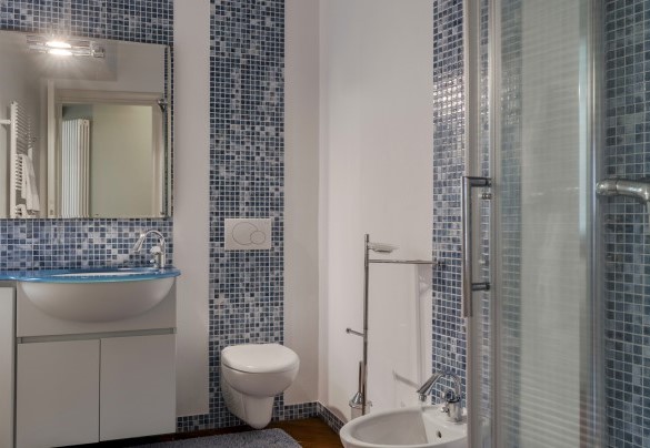 The bathroom with shower – Villa Eden