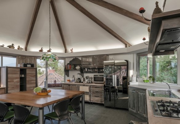 The well-equipped kitchen for cooking in harmony while admiring the lake from 'high – Villa Eden