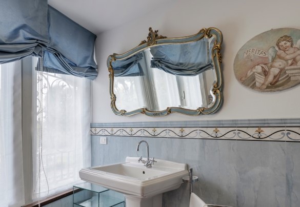 The bathroom with shower in the master bedroom – Villa Eden