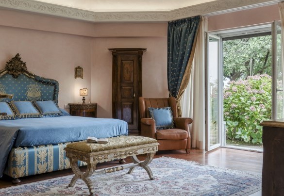 The refined master bedroom, with en suite bathroom, and direct access to the park – Villa Eden