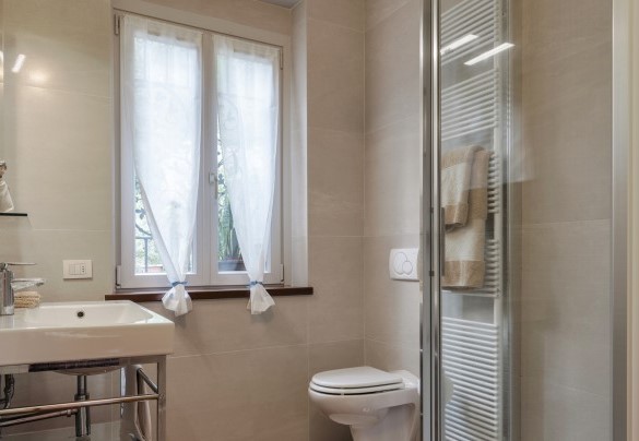 The bathroom with shower – Villa Eden