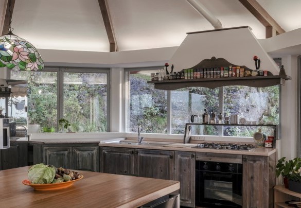 The well-equipped kitchen for cooking in harmony while admiring the lake from 'high – Villa Eden