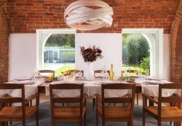 La sala da pranzo con ampie vetrate che si affacciano sulla zona piscina - Villa Edoardo