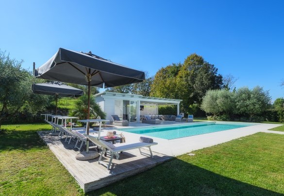 Il solarium attrezzato con comodi lettini e ombrelloni - Villa Edoardo