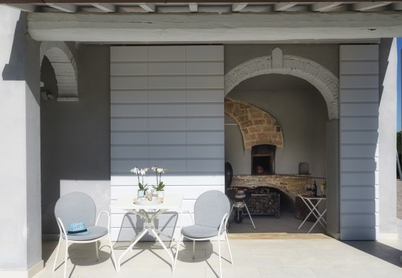 La zona BBQ con il forno per le pizze adiacente all' ingresso della proprietà - Villa Edoardo