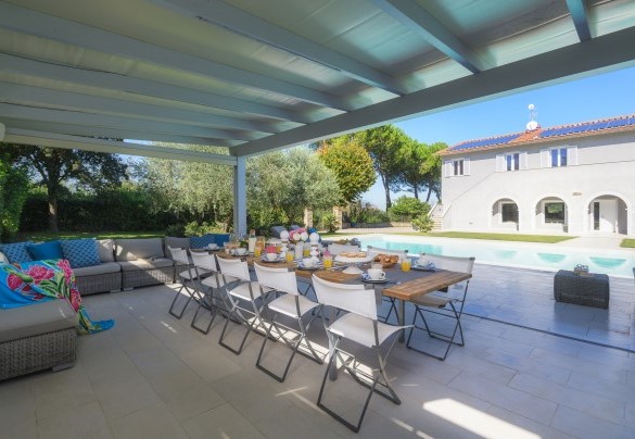 Il portico attrezzato per i vostri momenti di relax - Villa Edoardo