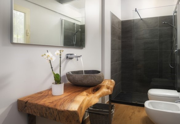 Il bagno con doccia adiacente al portico della piscina - Villa Edoardo