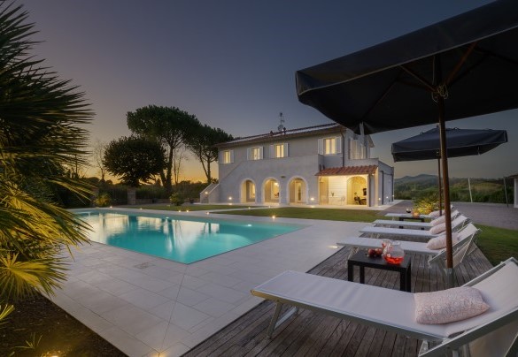 L' area solarium utilizzabile anche cocktail serali a bordo piscina - Villa Edoardo