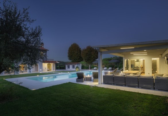 La zona living esterna attrezzata e illuminata per trascorrere serate in compagnia - Villa Edoardo