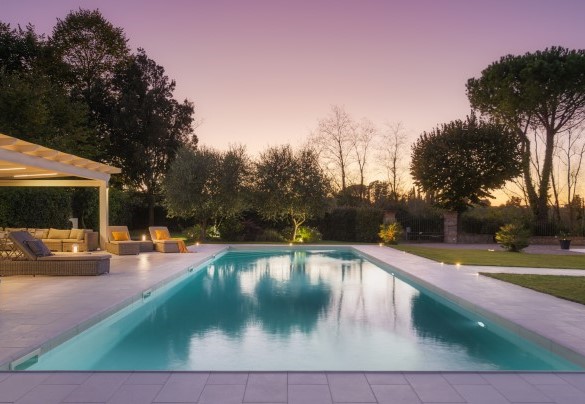 La piscina illuminata per bagni serali - Villa Edoardo