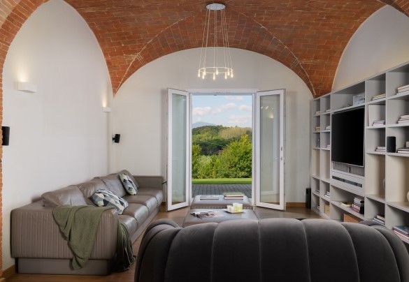 Il salotto con accesso all' esterno adiacente alla sala da pranzo e alla cucina - Villa Edoardo
