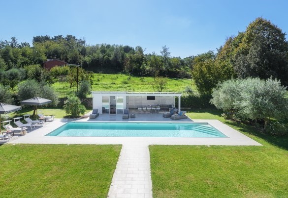 Panoramica dell' area piscina distante pochi metri dalla villa - Villa Edoardo