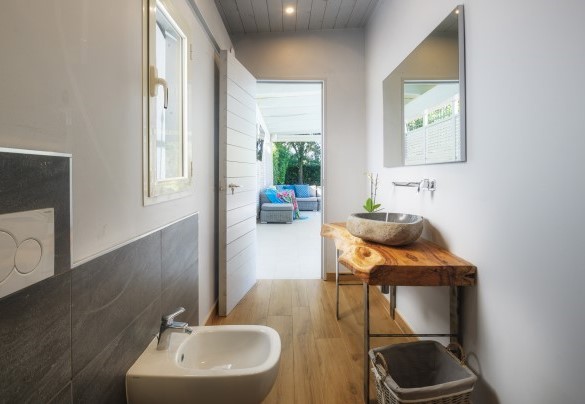 Il bagno con doccia adiacente al portico della piscina - Villa Edoardo