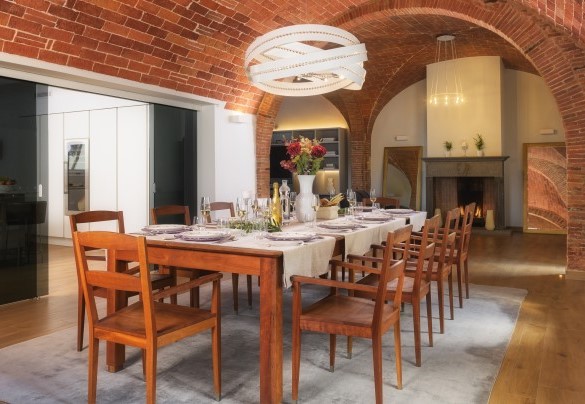 L' elegante e spaziosa sala da pranzo adiacente alla cucina e al salotto - Villa Edoardo