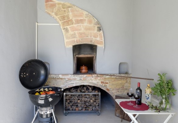 La zona BBQ con il forno per le pizze adiacente all' ingresso della proprietà - Villa Edoardo