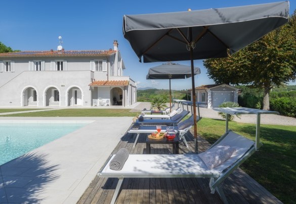 Il solarium attrezzato con comodi lettini e ombrelloni - Villa Edoardo
