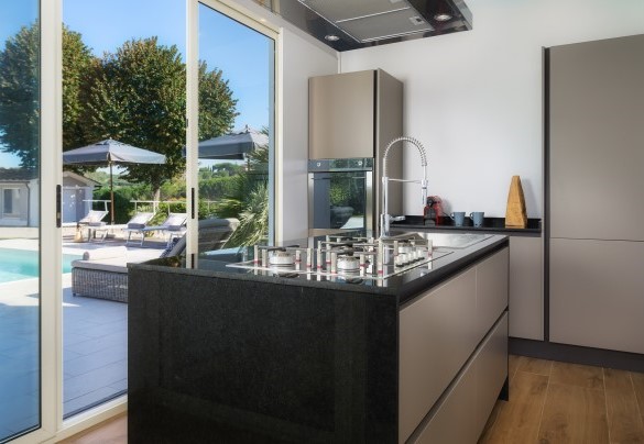 La cucina esterna adiacente alla piscina e al portico attrezzato - Villa Edoardo