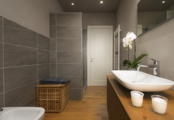 Bagno con doccia adiacente alle camere n. 2 / 4 / 5 - Villa Edoardo