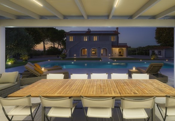 La zona living esterna attrezzata e illuminata per trascorrere serate in compagnia - Villa Edoardo