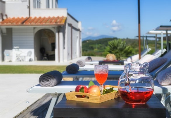 I comodi lettini a bordo piscina ideali per godervi un cocktail in relax - Villa Edoardo