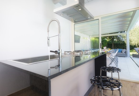 La cucina esterna adiacente alla piscina e al portico attrezzato - Villa Edoardo