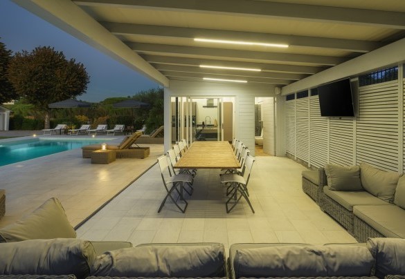 La zona living esterna attrezzata e illuminata per trascorrere serate in compagnia - Villa Edoardo