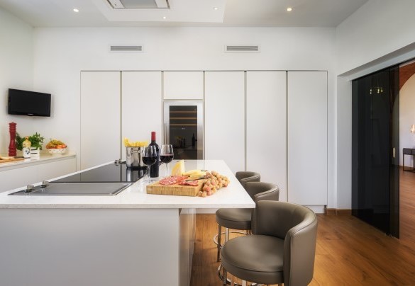 La moderna e attrezzata cucina adiacente alla sala da pranzo, al salotto e al bagno di servizio - Villa Edoardo